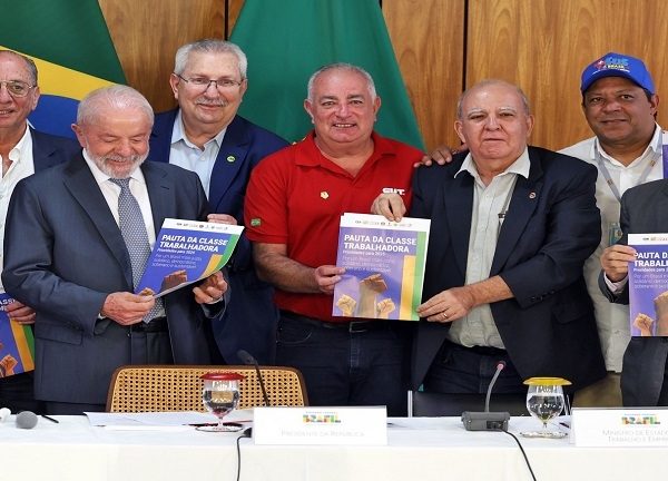 Centrais sindicais entregam pauta unificada da classe trabalhadora a presidente Lula