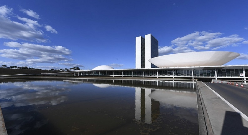 Foto do Congresso Nacional brasileiro, com a Câmara em primeiro plano.